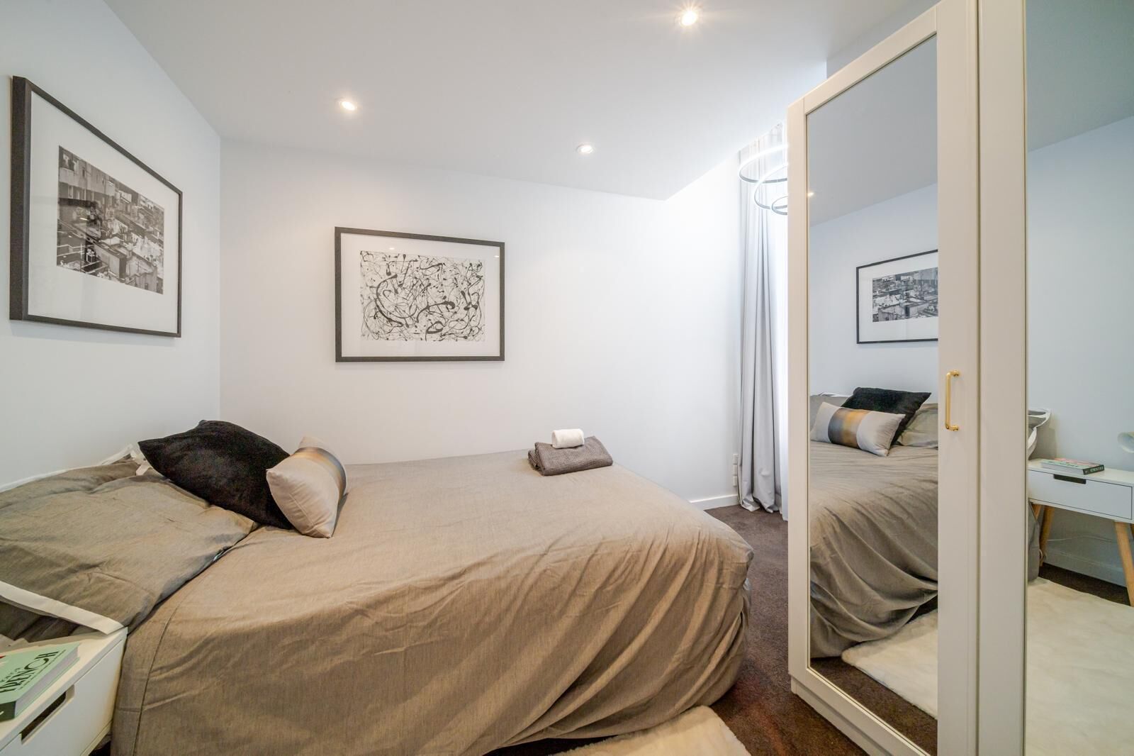 Fer et planche à repasser, accès Internet, draps fournis