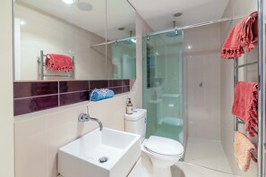 Dusche, Haartrockner, Handtücher, Seife