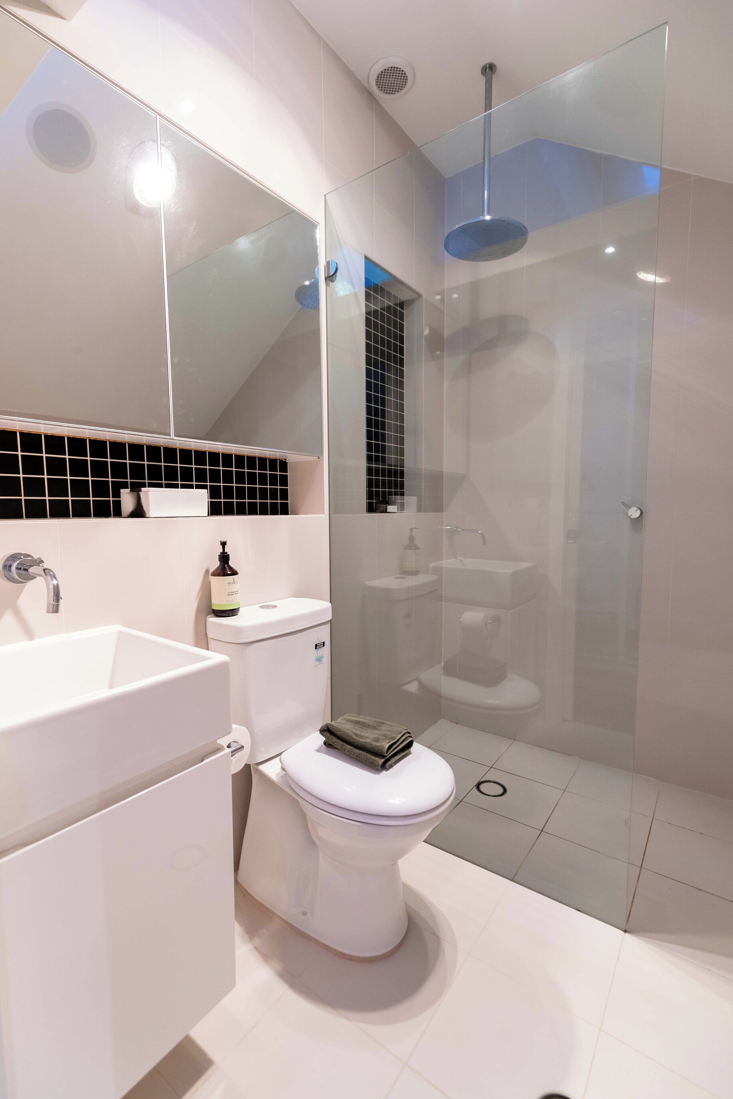 Dusche, Haartrockner, Handtücher, Seife