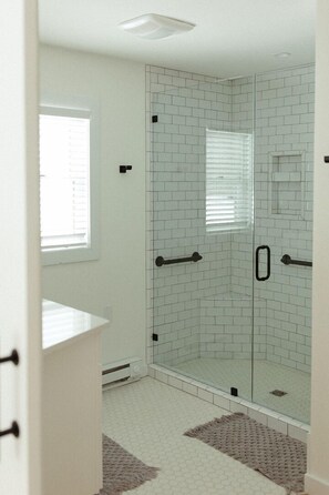 Douche, séchoir à cheveux, serviettes fournies