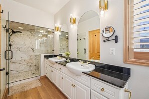 Shower, hair dryer, towels - Charter Ridge 22 Great Views, Private Hot Tub. (Breckenridge)