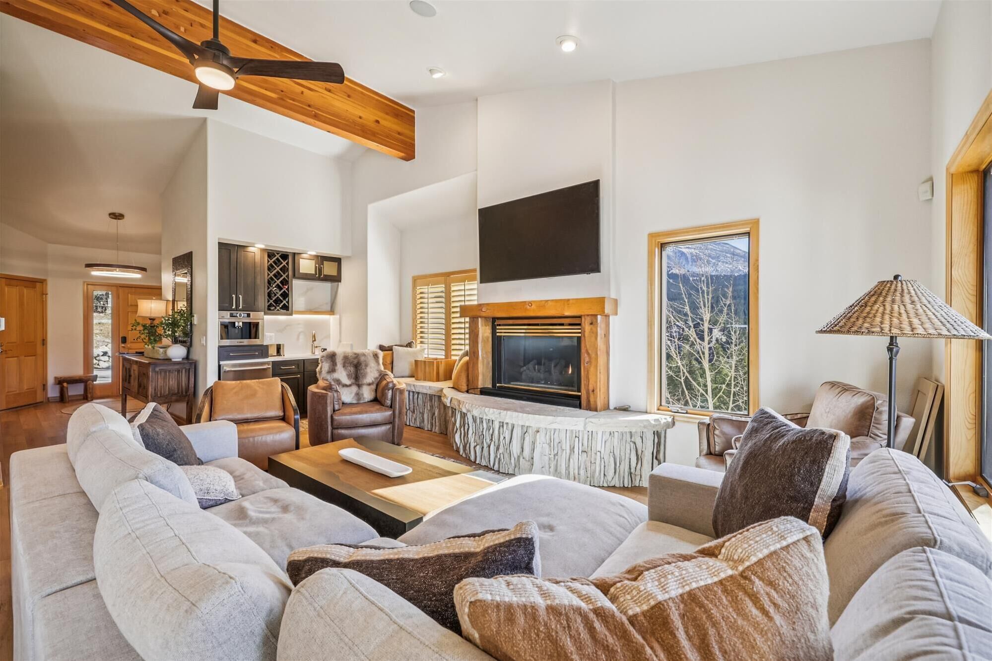 Televisie en een open haard