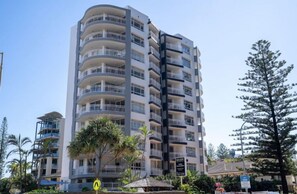 Exterior - Seaside Getaway Large Private Courtyard - Parking (Surfers Paradise)
