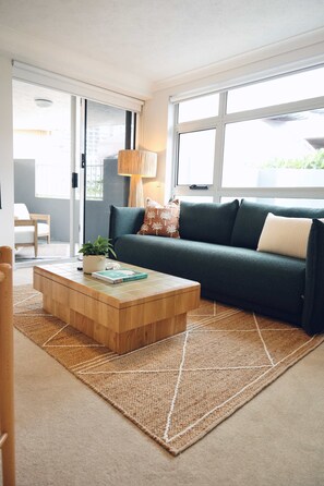 TV - Seaside Getaway Large Private Courtyard - Parking (Surfers Paradise)
