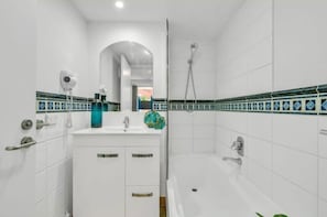 Douche, sèche-cheveux, serviettes fournies, shampoing