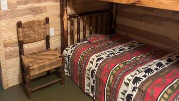 Een bureau, een strijkplank/strijkijzer, wifi, beddengoed