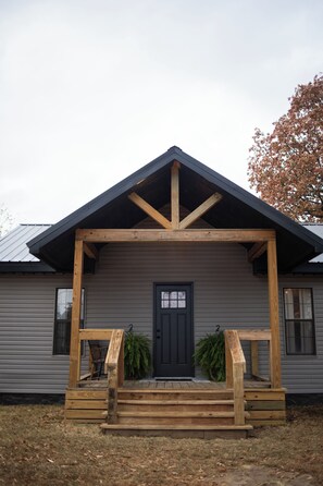 Exterior - One Eyed Odie's Cozy 3-bed, 1-bath home with a relaxing hot tub. (Cove)