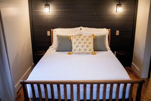 2 bedrooms, iron/ironing board, free WiFi, bed sheets - One Eyed Odie's Cozy 3-bed, 1-bath home with a relaxing hot tub. (Cove)