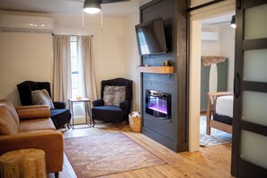 Smart TV, fireplace - One Eyed Odie's Cozy 3-bed, 1-bath home with a relaxing hot tub. (Cove)