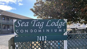 Schild für Sea Tag Lodge Condominiums mit der Nummer 1482.