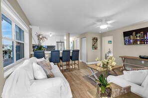 Living area - CANAL FRONT HOME OCEAN ACCESSIBLE (Marathon)