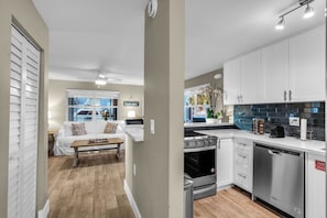 Private kitchen - CANAL FRONT HOME OCEAN ACCESSIBLE (Marathon)