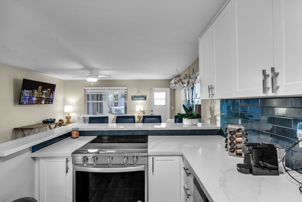 Private kitchen - CANAL FRONT HOME OCEAN ACCESSIBLE (Marathon)