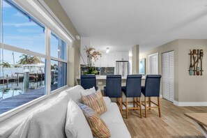 Living area - CANAL FRONT HOME OCEAN ACCESSIBLE (Marathon)