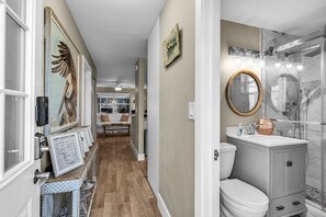 Hair dryer, towels, soap, toilet paper - CANAL FRONT HOME OCEAN ACCESSIBLE (Marathon)