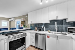 Private kitchen - CANAL FRONT HOME OCEAN ACCESSIBLE (Marathon)