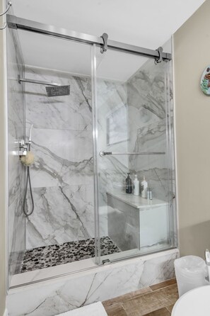 Hair dryer, towels, soap, toilet paper - CANAL FRONT HOME OCEAN ACCESSIBLE (Marathon)