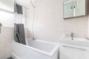 Hair dryer, towels, soap, toilet paper - Bright & Spacious Studio Flat in Central London (Zone 1), Pimlico (London)