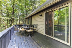 Outdoor dining - Bear Cabin Hideout (Hamlin)