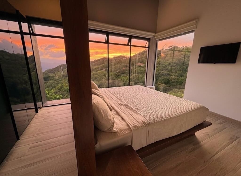 2 chambres, coffres-forts dans les chambres, bureau