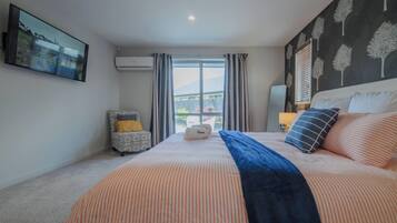 5 bedrooms, desk, iron/ironing board, WiFi