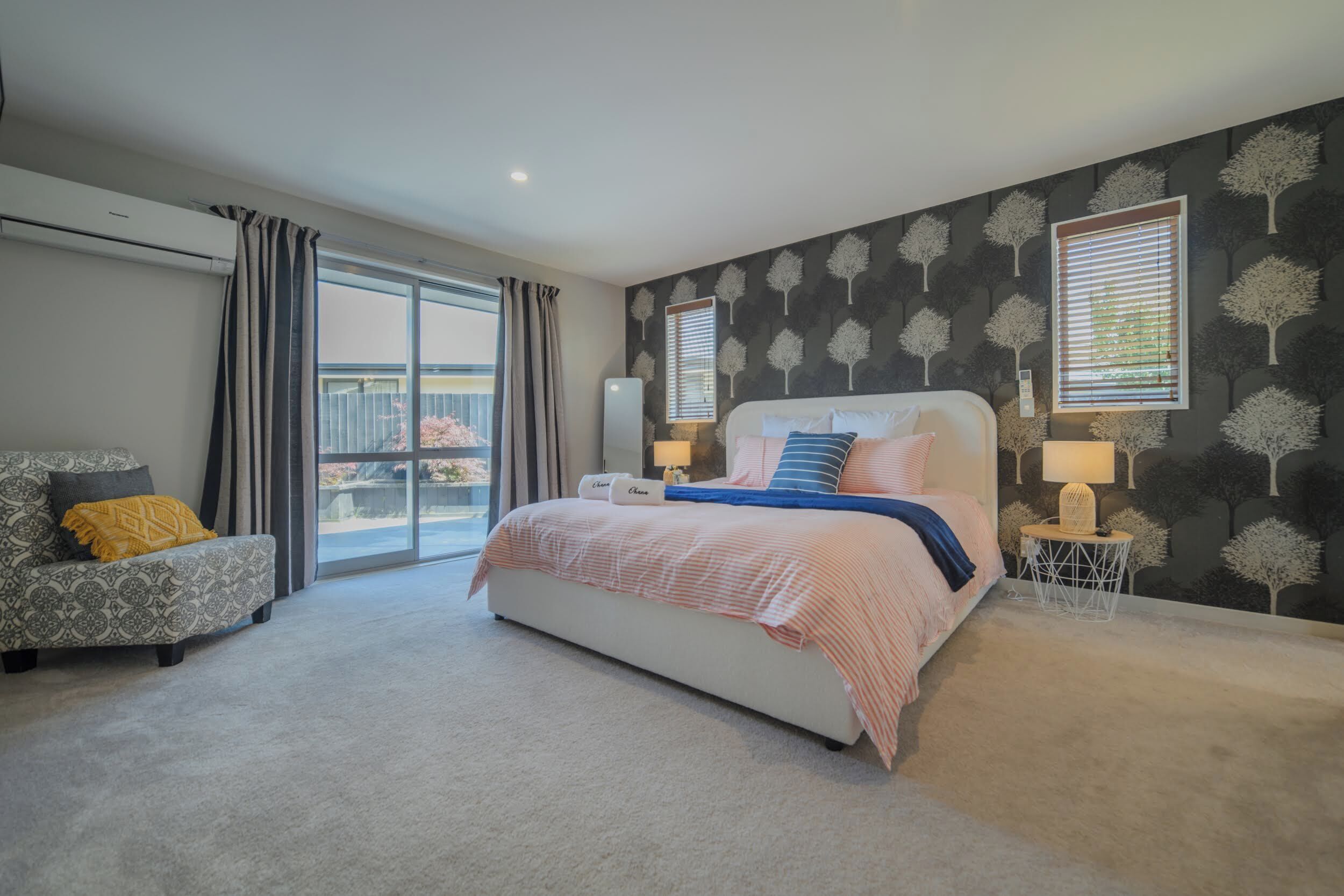 Desk, iron/ironing board, WiFi, bed sheets