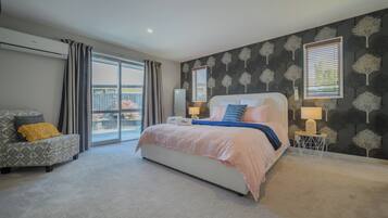 Desk, iron/ironing board, WiFi, bed sheets