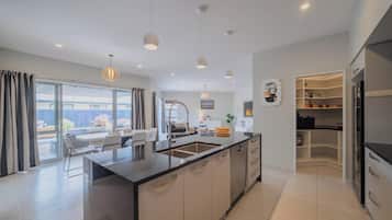 Køleskab, mikrobølgeovn, ovn, kogeplade