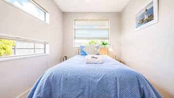 5 bedrooms, desk, iron/ironing board, WiFi