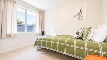 5 bedrooms, desk, iron/ironing board, WiFi