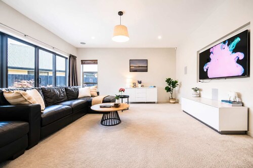 Wigram Modern Family Home | 5BR | Patio & Parking
