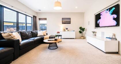 Wigram Modern Family Home | 5BR | Patio & Parking
