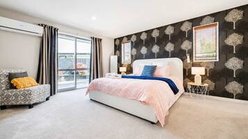 5 bedrooms, desk, iron/ironing board, WiFi