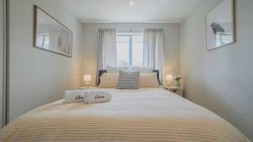 Desk, iron/ironing board, WiFi, bed sheets