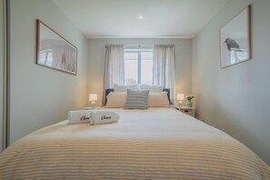 Skrivbord, strykjärn/strykbräda, wi-fi och sängkläder