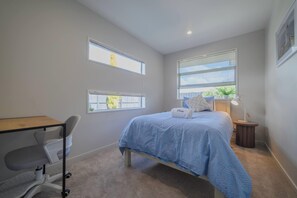 Escritorio, tabla de planchar con plancha, wifi y ropa de cama