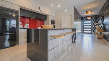 Køleskab, mikrobølgeovn, ovn, kogeplade