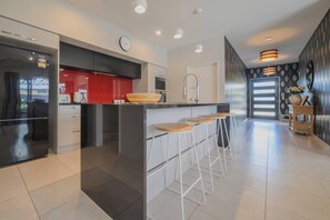 Kylskåp, mikrovågsugn, ugn och spishäll