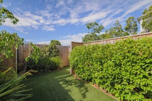 Property grounds - Central Gloucester Escape Stylish 2BR Townhouse (Christchurch)