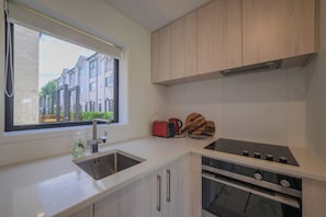 Refrigerador, microondas, horno, placa de cocina