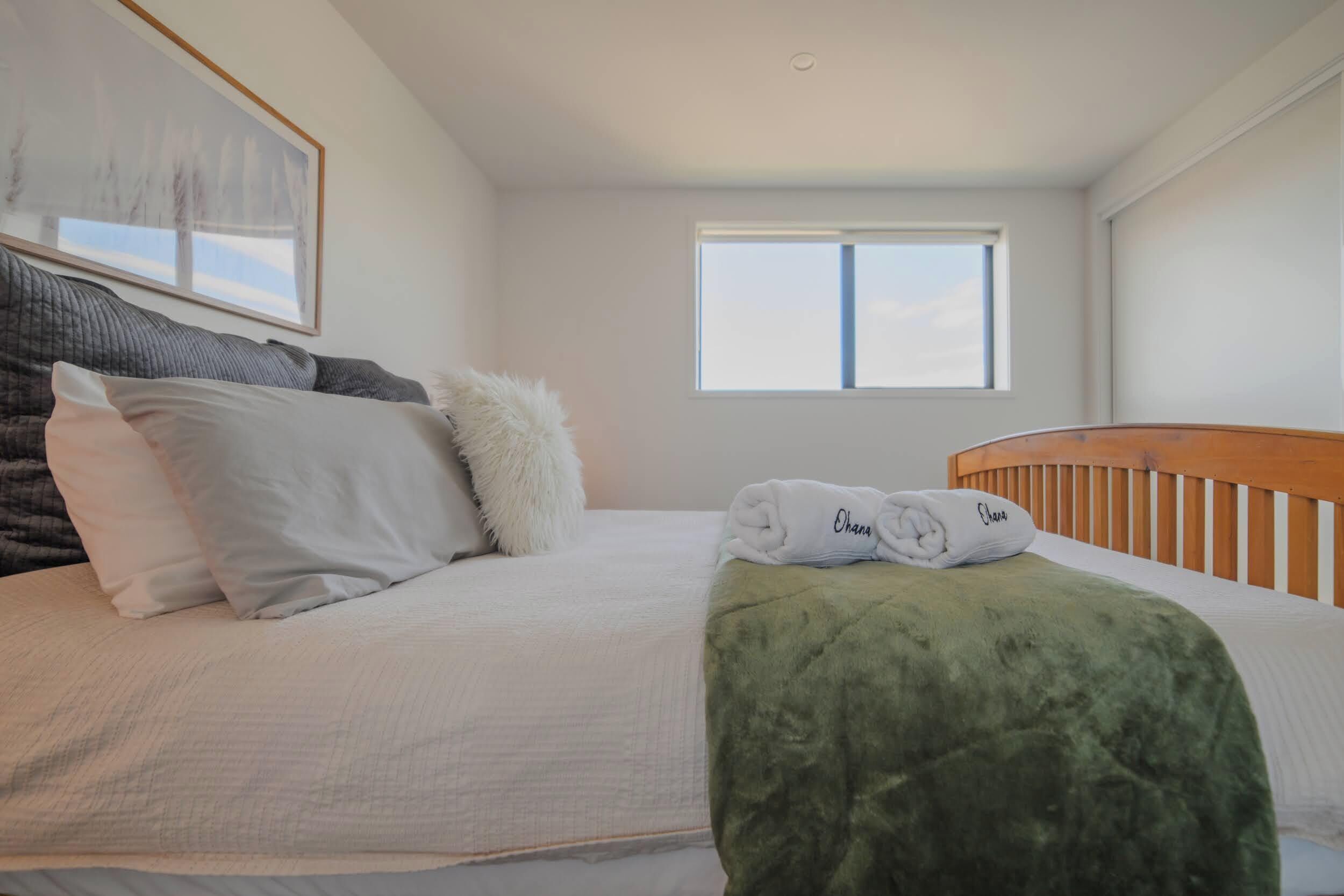 Tabla de planchar con plancha, wifi y ropa de cama 