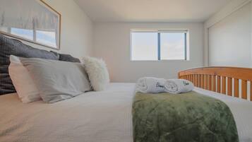 Tabla de planchar con plancha, wifi y ropa de cama