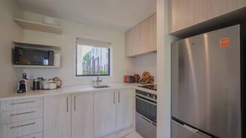 Een koelkast, een magnetron, een oven, een kookplaat