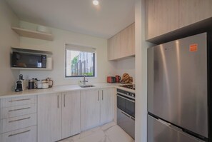Fridge, microwave, oven, stovetop - Central Gloucester Escape Stylish 2BR Townhouse (Christchurch)
