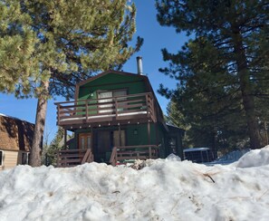Exterior - Big Bear Moonridge Escape - Walk to local shops, Smart TV, Fireplace, Fenced Yard (Big Bear Lake)