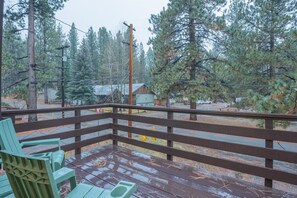Property grounds - Big Bear Moonridge Escape - Walk to local shops, Smart TV, Fireplace, Fenced Yard (Big Bear Lake)