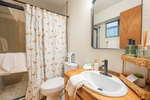 Shower, hair dryer, towels - Big Bear Moonridge Escape - Walk to local shops, Smart TV, Fireplace, Fenced Yard (Big Bear Lake)