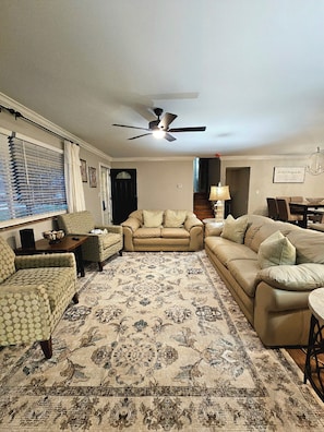 Living area - Spacious Newly Renovated 5-bedroom house in West Knoxville 20 minutes to UT (Knoxville)