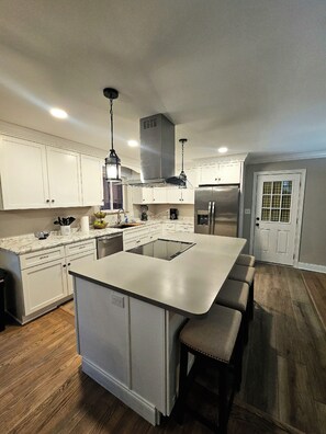 Private kitchen - Spacious Newly Renovated 5-bedroom house in West Knoxville 20 minutes to UT (Knoxville)
