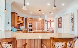 Fridge, microwave, oven, stovetop - Awesome 4-bedroom Lakefront home with ocean access (Biloxi)